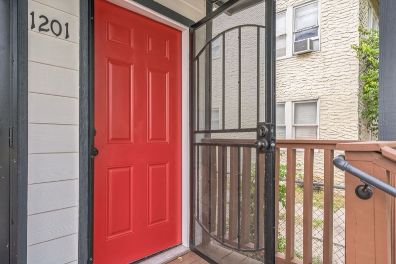 1506 West Woodlawn Avenue #1201: a room in this apartment, photographed empty.