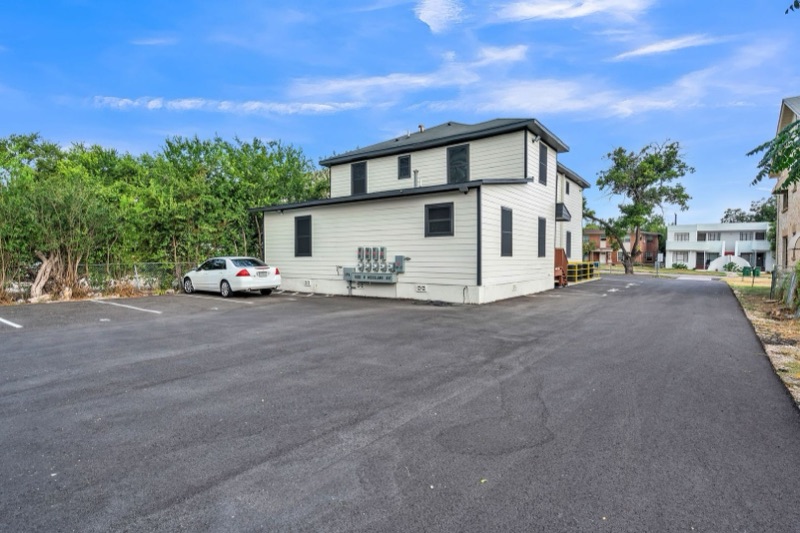 1506 West Woodlawn Avenue #1201: a room in this apartment, photographed empty.