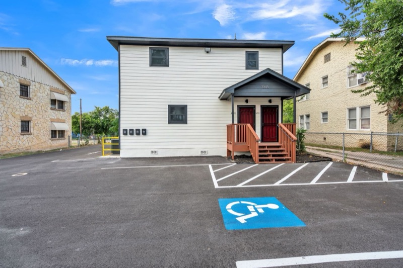 1506 West Woodlawn Avenue #1201: a room in this apartment, photographed empty.