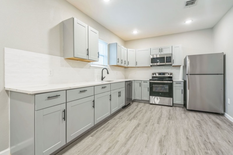 1506 West Woodlawn Avenue #1201, the lead photograph of this apartment.