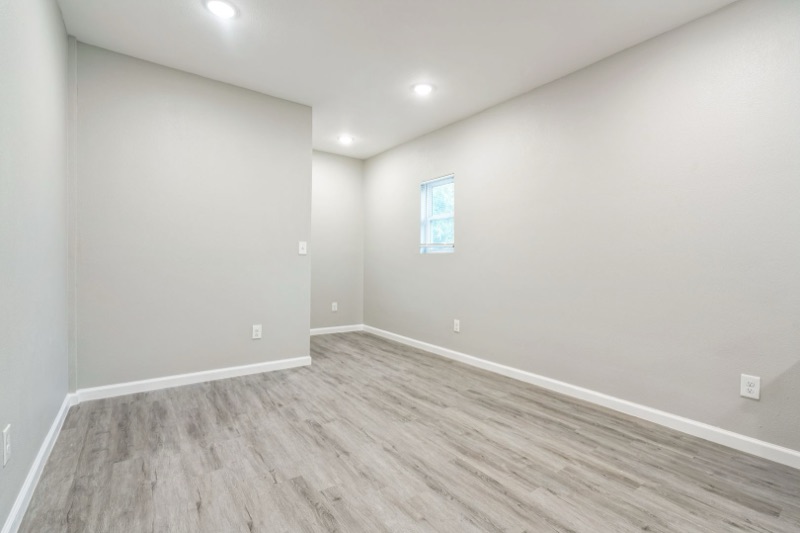 1506 West Woodlawn Avenue #1201: a room in this apartment, photographed empty.